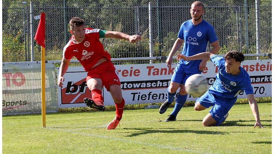 Idars Kapitän Flavius Botiseriu (links) kann hier gegen die Kreuznacher Marc Nauth (am Boden) und Fabien Spreitzer klären.	Foto: Mario Luge