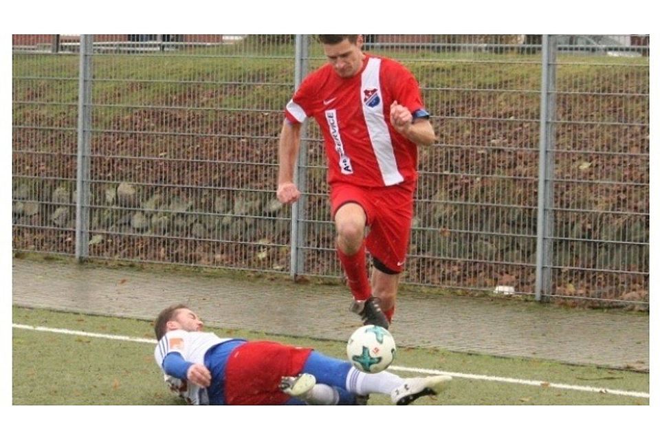 Der starke Oliver Winterling überspielt Stades Lars Pehmöller. Der starke Oliver Winterling überspielt Stades Lars Pehmöller.