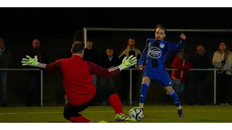 Zweifacher Torschütze für den VfB Aßlar: Lucas Duarte (r.), hier gegen Kölschhausens Keeper Markus Volk, ist einer der prägenden Akteure im A-Liga-Spitzenspiel. © Isabel Althof