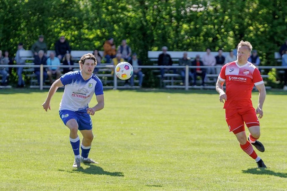 Felix Schrod ist der Shooting-Star beim TSV Gau-Odernheim (links). Gegen Diefflen schoss der 19 Jahre alte Abwehrspezialist sogar den Siegtreffer.	Foto: Marc Braner/pakalski-press