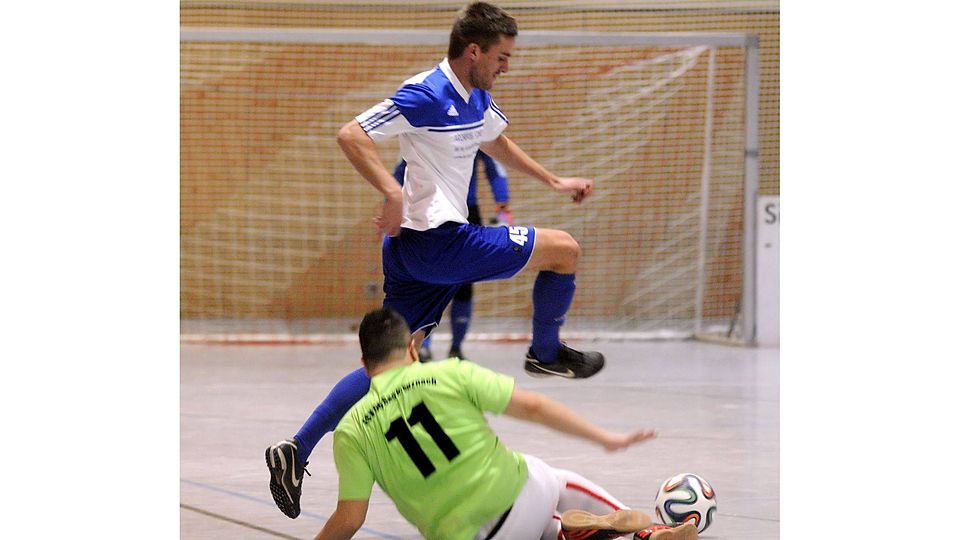 Am Boden: Die Mannschaft des gastgebenden FSV Bad Kreuznach (grüne Trikots) unterlag zum Auftakt dem TuS Hackenheim mit 2:3. Foto: Heidi Sturm