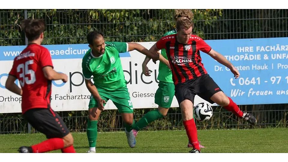 Nikolai Achenbach (rechts) und die SG Silberg/Eisenhausen zeigte daheim gegen den schier übermächtigen TSV Eintracht Stadtallendorf II eines ihrer besten Saisonspiele, dennoch schoss Topgoalgetter Guilherme Appel Prestes da Silva (Mitte) den Spitzenreiter mit drei Toren in der Schlussphase zum 3:1-Sieg. © Jens Schmidt