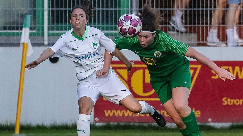 Einsatz mit Köpfchen: Forsterns Vera Funk (r.) erkämpft sich hier den Ball gegen Paula Schott.