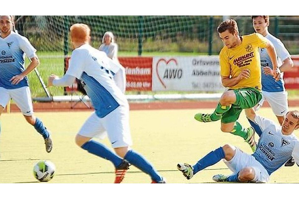 Kein Abschlussglück: Abbehausens Fußballer (in Grün-Gelb) unterlagen  Frisia Wilhelmshaven daheim mit 2:3. Dennis Weiß