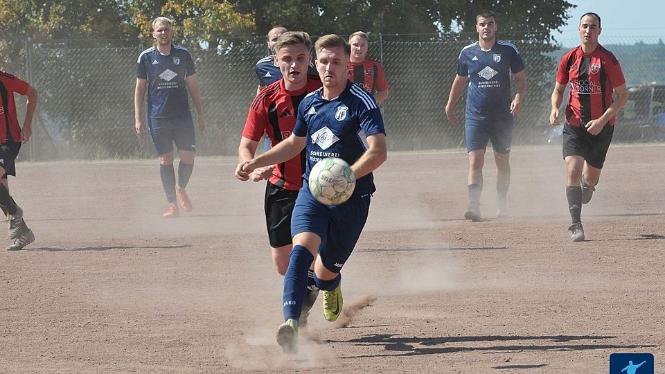 Der SV Presberg (blaue Trikots) drehte nach dem Hinspiel-3:5 gegen die SG Orlen II nun die Ergebnistafel um, während der SSV Hattenheim (rote Trikots) mit 0:4 in Neuhof verlor.