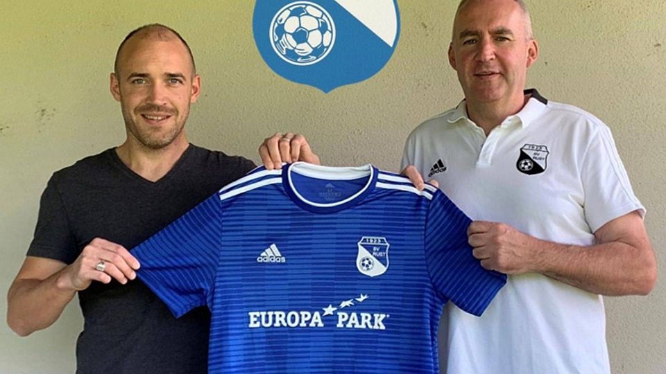 Neuzugang Dany Paris (links) mit dem Ruster Vereinsvorsitzenden Ralf Arndt  