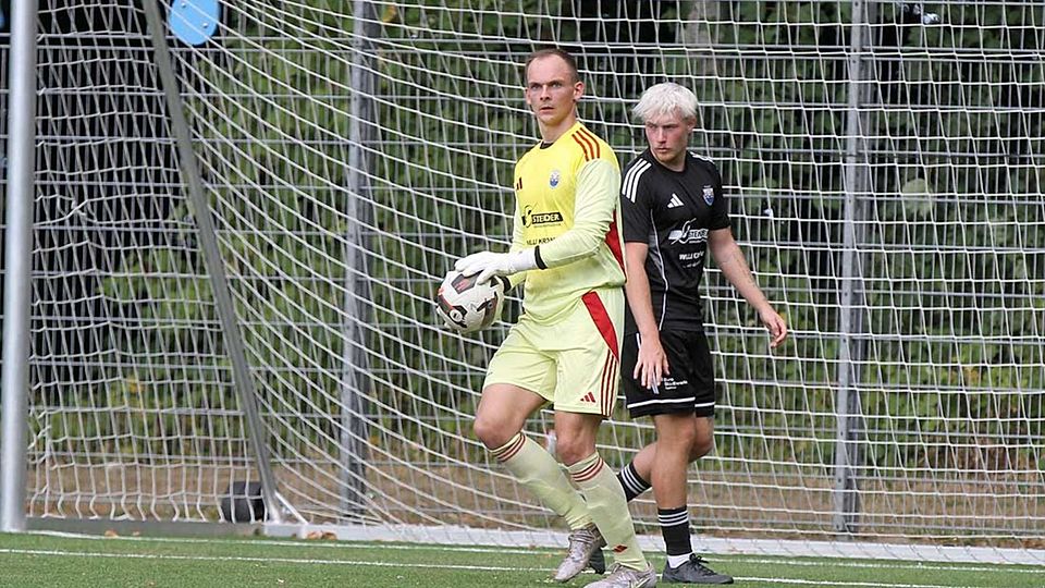 Keeper Nils Witten (TSV Heiligenstedten) hielt, was zu halten war. Der kuriose Handelfmeter war schnell ein Schlag in die Bauchgegend. 