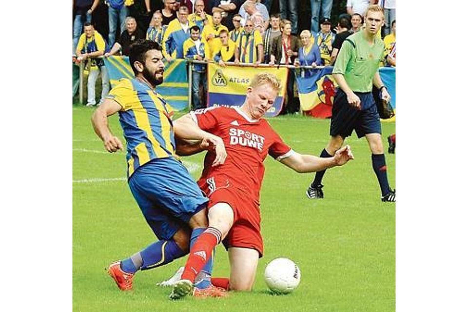 Der VfL Stenum um Lennart Höpker (rot) verlor in der  Bezirksliga mit 1:3 gegen den SV Atlas, der das Spiel in der zweiten Halbzeit drehte. Guido Finke