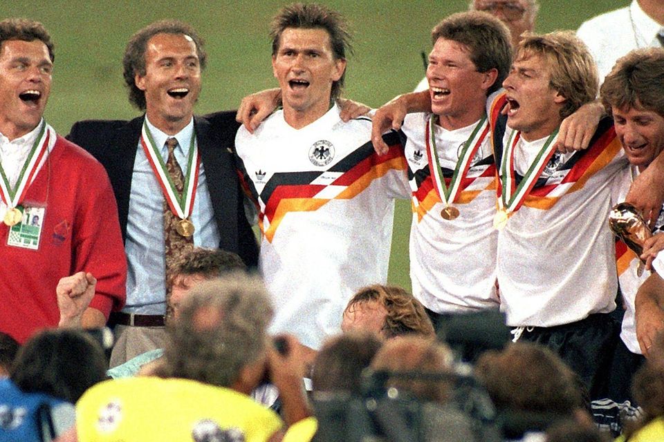 Weltmeister 1990: Franz Beckenbauer (2. v. li.) und Stefan Reuter (3. v.re.) feiern in Rom den Titel.
