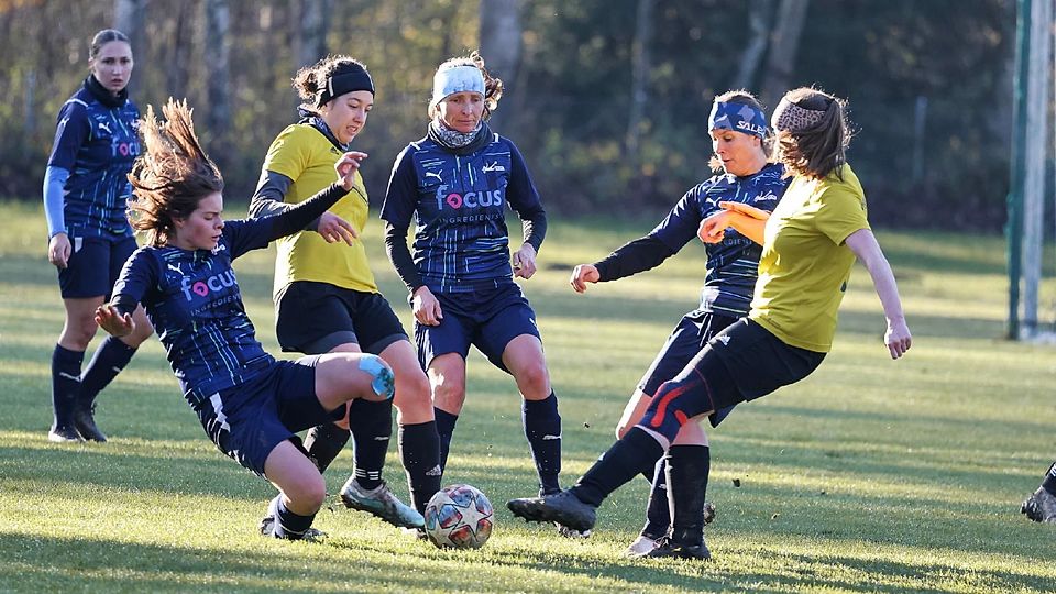 Kein Durchkommen: Die Traunsteinerinnen um Ariana Krasniqi (l.) machten Katharina Bauer und Co. mit hohem Pressing das Leben schwer. Letztlich mussten die Attenkirchener Frauen mit leeren Händen die Heimreise antreten.