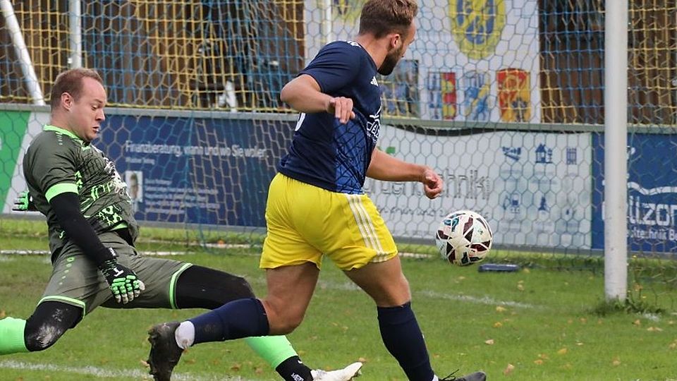 Tobias Meitinger (rechts) lässt dem Wemdinger Keeper Kim Weiß keine Chance und stellt auf 3:0 für den SV Ehingen/Ortlfingen.