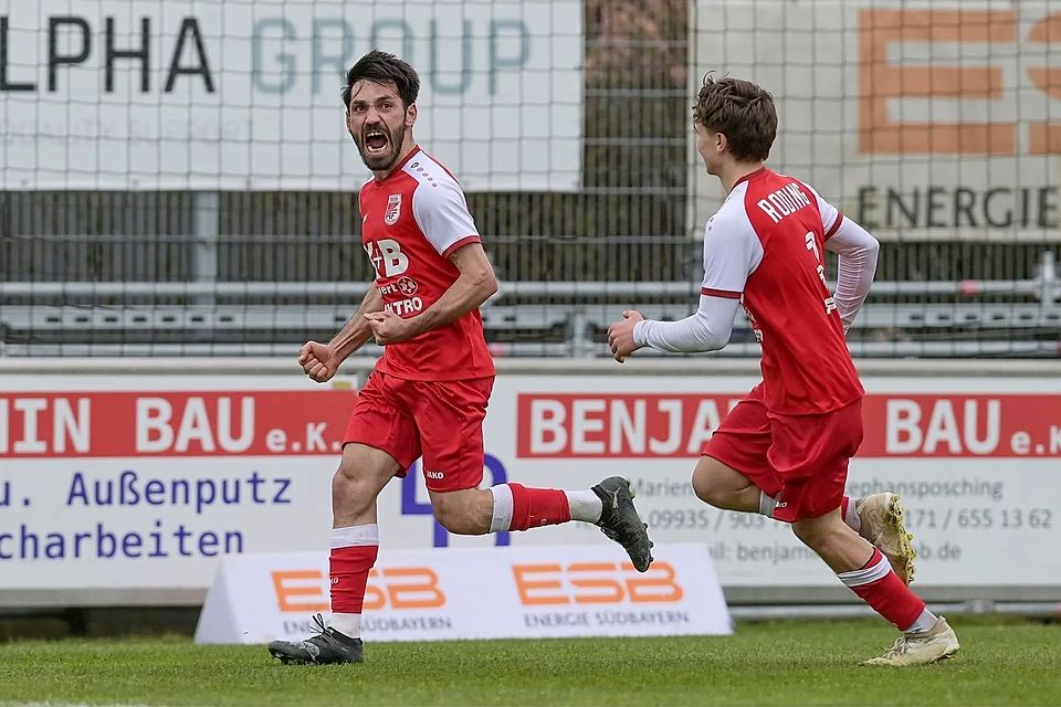 Vier Punkte holten Stürmer Yusuf Babat (links) und der TB 03 Roding aus den letzten zwei Spielen. Ins Nachholmatch in Seebach geht man dennoch als klarer Außenseiter. Vier Punkte holten Stürmer Yusuf Babat (links) und der TB 03 Roding aus den letzten zwei Spielen. Ins Nachholmatch in Seebach geht man dennoch als klarer Außenseiter.