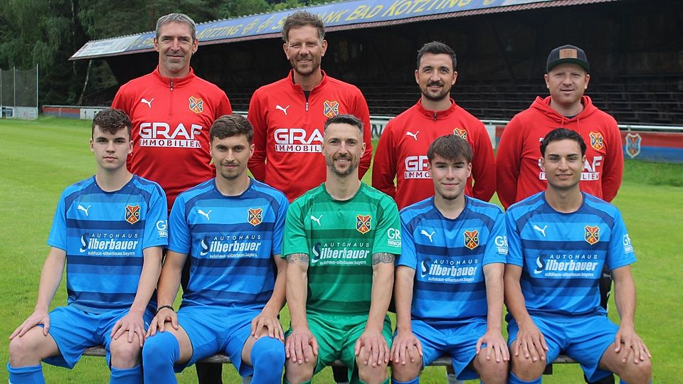 Freuen sich auf die neue Saison beim 1. FC Bad Kötzting: Torwarttrainer Martin Bösl, Trainer Christian Ranzinger, spielender Co-Trainer Christoph Schwander, sportlicher Leiter Thomas Iglhaut (hinten, von links), Noah Kessler, Julian Göttlinger, Harald Eiban, Tim Schreiner und Alexander Kautz (vorne, von links).
