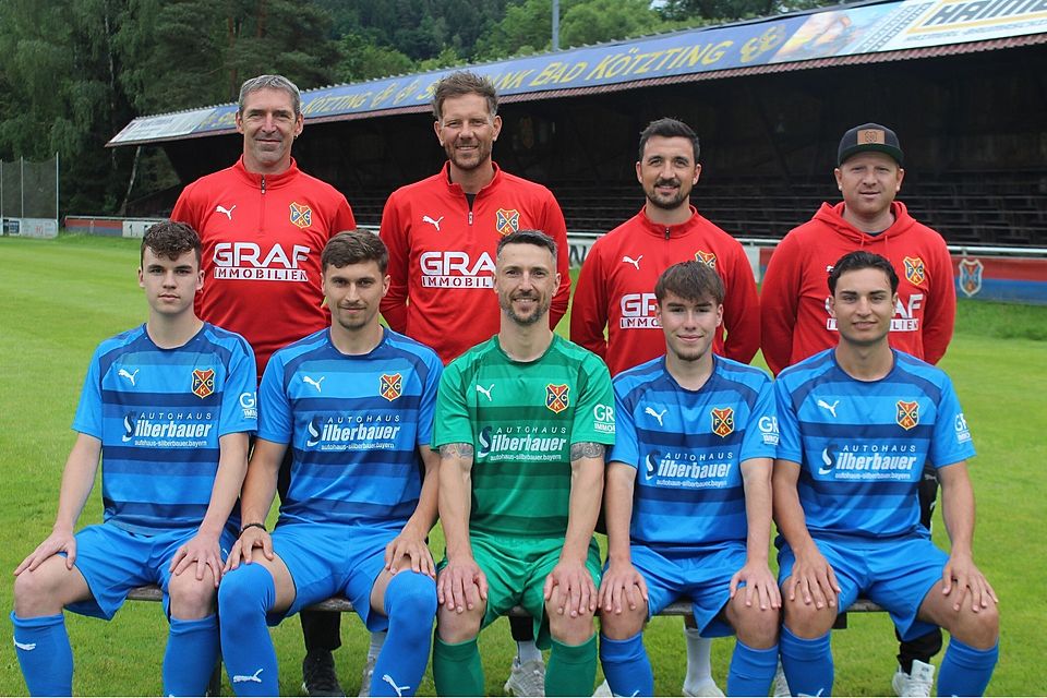 Freuen sich auf die neue Saison beim 1. FC Bad Kötzting: Torwarttrainer Martin Bösl, Trainer Christian Ranzinger, spielender Co-Trainer Christoph Schwander, sportlicher Leiter Thomas Iglhaut (hinten, von links), Noah Kessler, Julian Göttlinger, Harald Eiban, Tim Schreiner und Alexander Kautz (vorne, von links). Freuen sich auf die neue Saison beim 1. FC Bad Kötzting: Torwarttrainer Martin Bösl, Trainer Christian Ranzinger, spielender Co-Trainer Christoph Schwander, sportlicher Leiter Thomas Iglhaut (hinten, von links), Noah Kessler, Julian Göttlinger, Harald Eiban, Tim Schreiner und Alexander Kautz (vorne, von links).