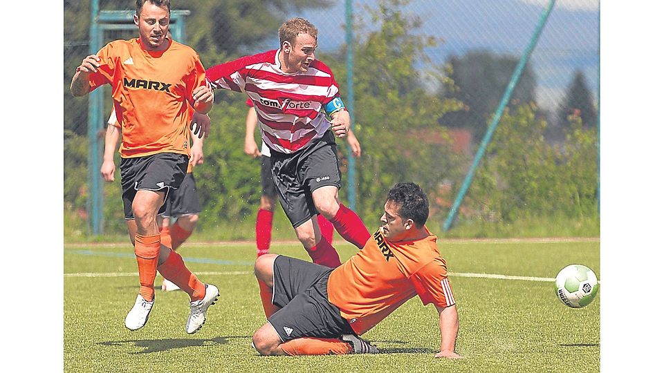 Der Vorstoß des Anspachers Ruben Morschhäuser (gestreiftes Trikot) wird vom Oberurseler Samuellah Mahabubi (rechts) unterbunden.	Foto: Flucke Foto: