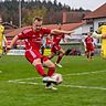 Arbeiten am Erfolgserlebnis: Der SV Miesbach – die Szene zeigt Dominic Baumann am Ball gegen Dornach –  will im Nachholspiel in Fridolfing die eigenen Chancen besser nutzen.