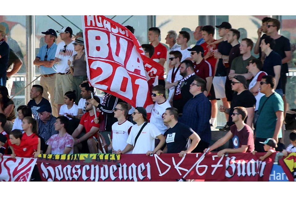 Volle Tribüne: Am 13. Juli sorgt im Heimstettner Sportpark nicht nur der SVH-Fanclub „Hoaschdenger Buam“ für Stimmung.  Foto: Michalek/Archiv