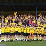 Gemeinsam mit den Fans feiern die Kicker des TSV Ottobeuren den Bezirksliga-Klassenerhalt.