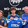 Mike Grüner (Mitte) wird von der Sportlichen Leitung der SpVgg. Gundelfingen/Wildtal (links Dennis Jehle, rechts Uwe Saier) im Waldstadion begrüßt.