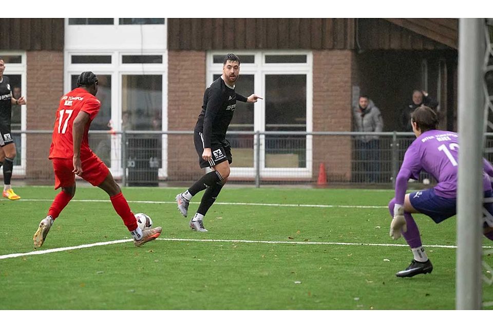 Patrick Storb (Heider SV) bei seinem Ausflug in die Inter-Box und der Vorlage zum 2:0. Patrick Storb (Heider SV) bei seinem Ausflug in die Inter-Box und der Vorlage zum 2:0.