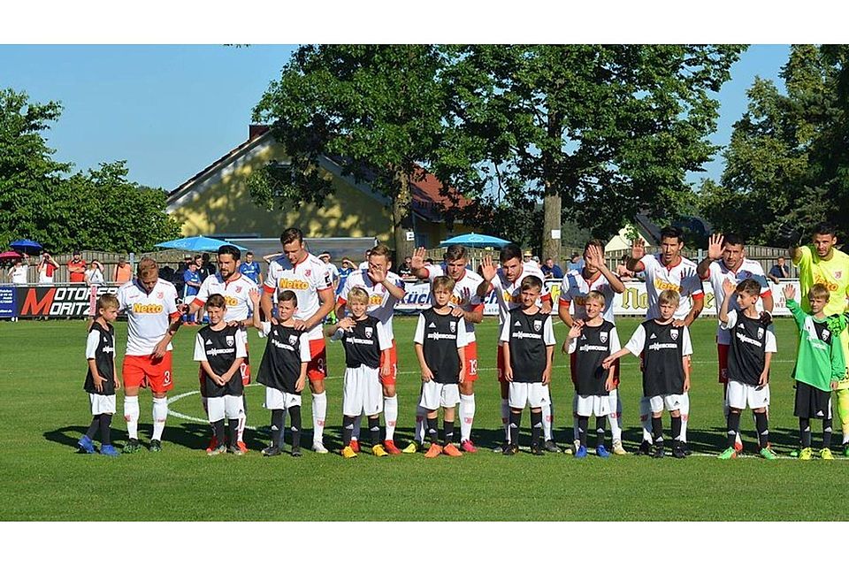 Der SSV Jahn Regensburg tritt am Samstag in Plattling zu einem Benefizspiel gegen den SV Schalding-Heining an.