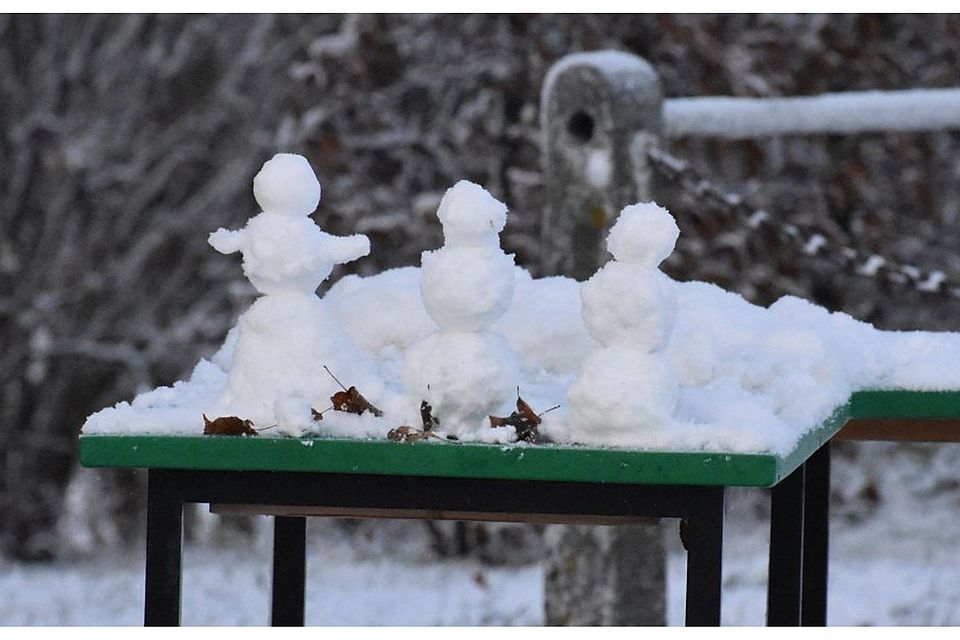 Nicht die drei weißen Männchen aus Frischborn, sondern die vier Kreisfußballwarte entscheiden, ob am Wochenende in der Region Fulda gespielt wird. Seit der Entscheidung am Mittwoch in den Kreisen Lauterbach/Hünfeld und Hersfeld/Rotenburg definitiv nicht. 	Foto: Zinn