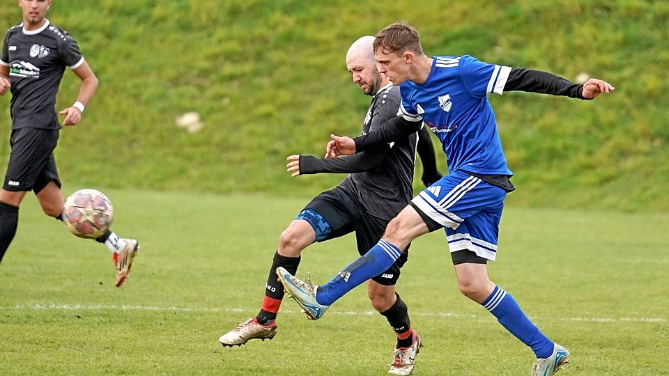 Reinhard Steinhoff (rechts) mühte sich zwar mit dem TSV Hainsfarth, am Ende aber setzte sich Johannes Templer mit dem FSV Buchdorf durch.
