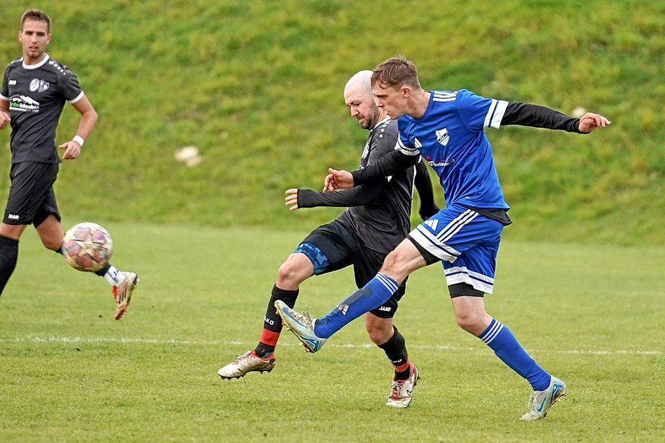 Reinhard Steinhoff (rechts) mühte sich zwar mit dem TSV Hainsfarth, am Ende aber setzte sich Johannes Templer mit dem FSV Buchdorf durch.
