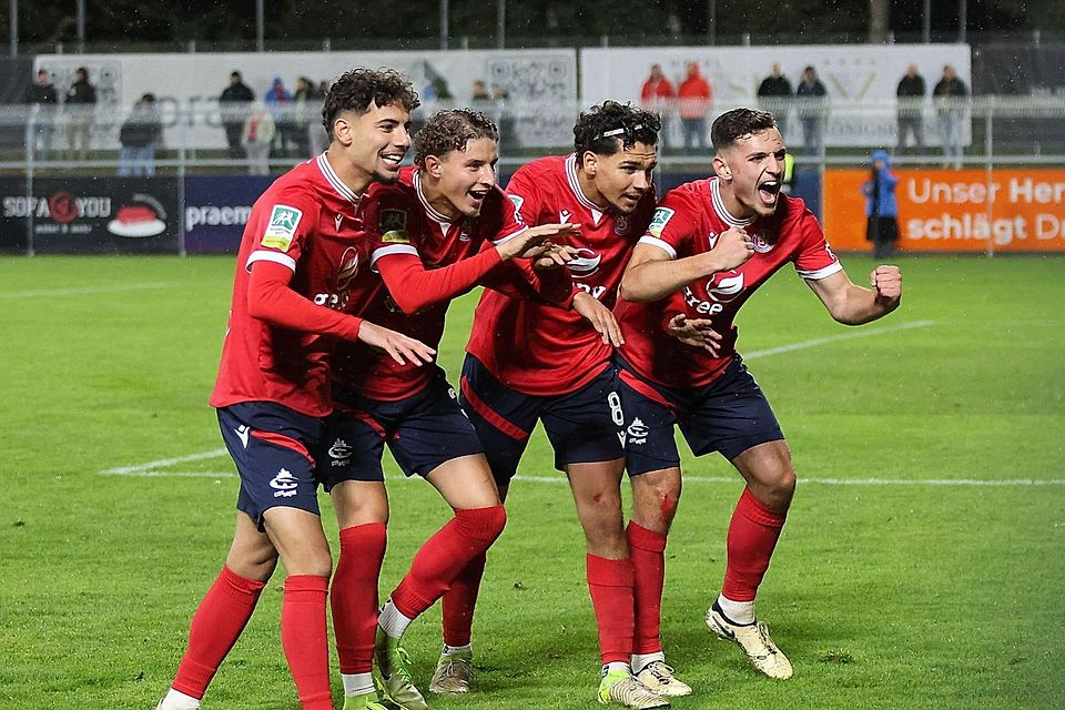 Gruppenfoto in Jubelpose. Gruppenfoto in Jubelpose.