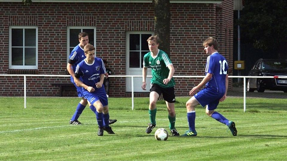 Rüspel/Weertzen - Sittensen: Die zwei Treffer von Jonas Klindworth (am Ball) reichten dem VfL nicht zum Sieg. Foto Krause