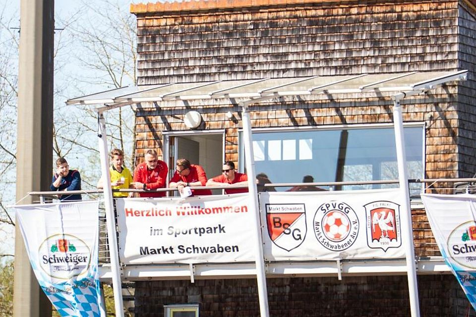 Den besten Überblick hat man im Markt Schwabener Sportpark vom Sprecherturm. Vorsitzender Sigi Huber (Mitte) koordinierte mit seinem Team von hier auch bei der 13. und letzten Auflage der internationalen Bayern-Trophy (2019) das Geschehen auf dem Rasen.
