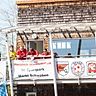 Den besten Überblick hat man im Markt Schwabener Sportpark vom Sprecherturm. Vorsitzender Sigi Huber (Mitte) koordinierte mit seinem Team von hier auch bei der 13. und letzten Auflage der internationalen Bayern-Trophy (2019) das Geschehen auf dem Rasen.