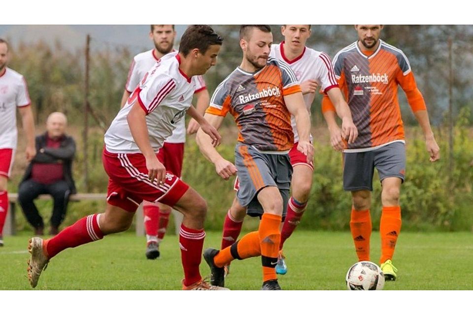 Stefan Seidl und Hans-Peter Kerscher (in den orangen Trikots) setzen ihre erfolgreiche Arbeit beim FC Dornach weiter fort. F: Müller