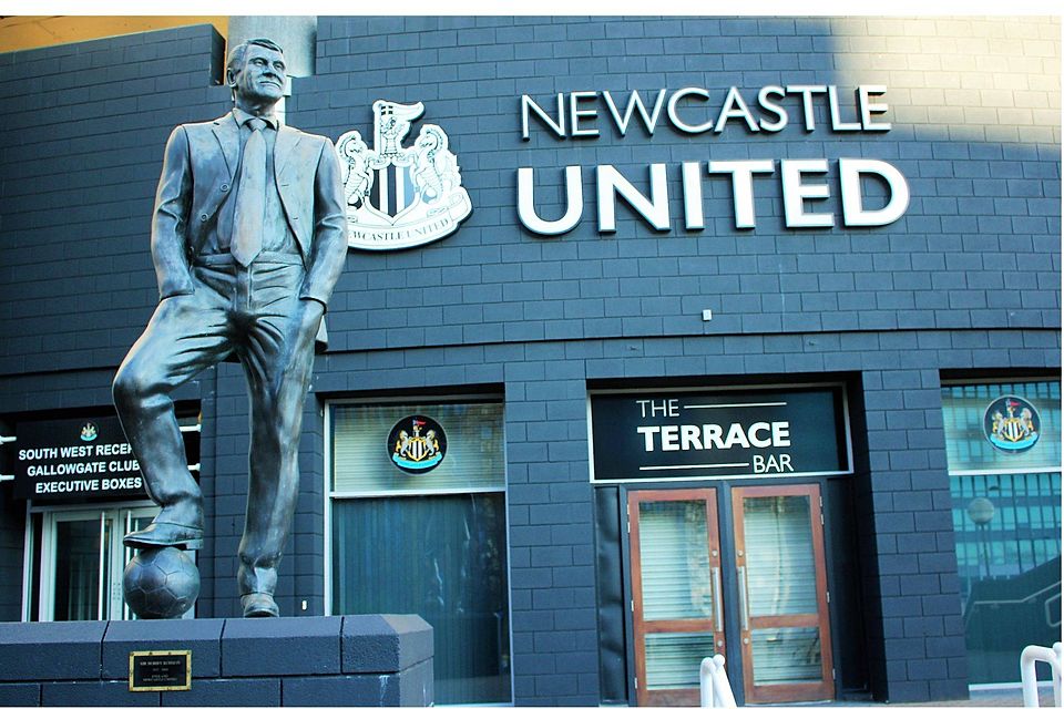 Die Statue der englischen Fußball-Legende Bobby Robson.
