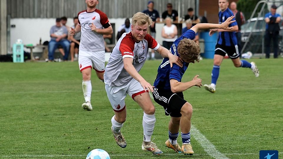 Mit viel Körpereinsatz stoppte Hebertsfelden die Offensivreihen der Vilstallöwen. Die Gäste holten sich durch den 3:0 Auswärtssieg drei wichtige Punkte im Abstiegskampf.