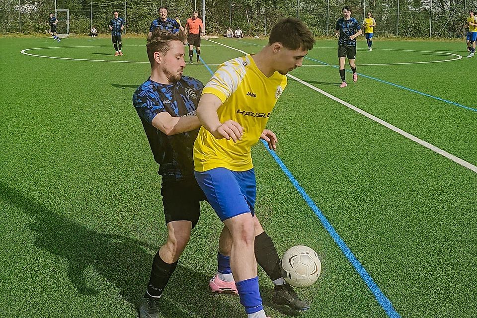 Eine klare Reaktion ist von dem FC Neuhadern um den Kapitän Dominik Schwankl (vorne im Zweikampf) gefordert.