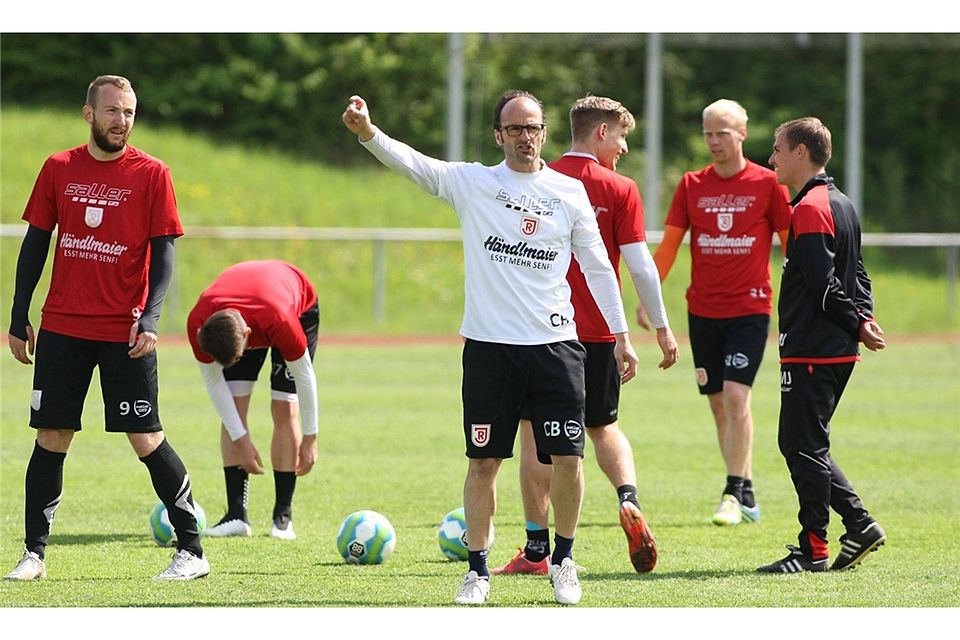 Jahn-Coach Christian Brand (Mitte) will seine Mannschaft in Sachsen-Anhalt nach vorne spielen sehen.  Foto: Nickl