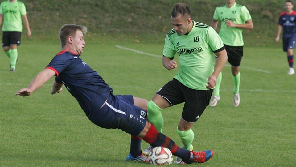 Drei Treffer erzielte Denis Michel (rechts), hier im Duell mit Marvin Kallt, für den SV Rheintal gegen den FC Schlüchttal. | Foto: Michael Neubert