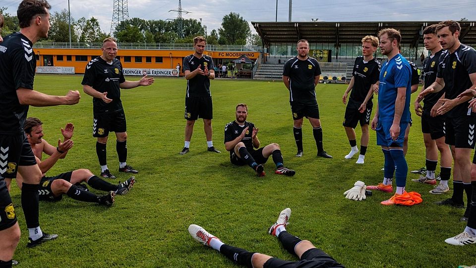 Mut machen für die Saisonverlängerung: Spielertrainer Manuel Gröber (3.v.l.) schwört sein Moosinninger Team auf das Spiel gegen Dietersheim ein.