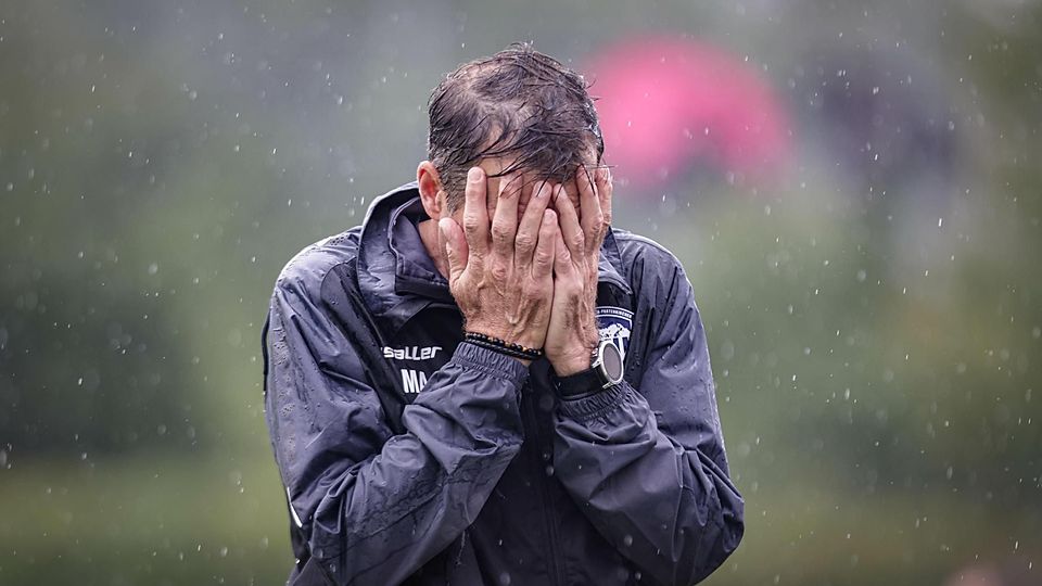 1. FC-Coach Markus Ansorge hält sich beide Hände vors Gesicht.