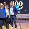 Voice-of-Germany-Siegerin Anny Ogrezeanu mit dem Glehner Führungstrio Andrea Jakob, Jürgen Dressler und Norbert Jurczyk (v.l.)