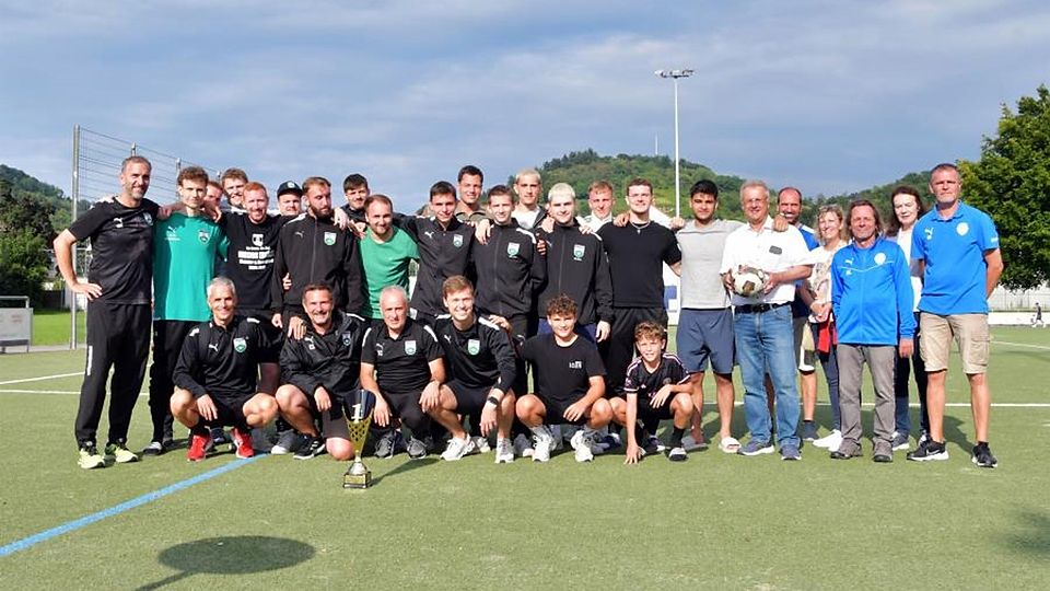 Titelträger des Stadtpokals, den Bürgermeister Rainer Burelbach (mit Ball in der Hand) übergab, ist der zuvor als Favorit gehandelte Kreisoberliga-Aufsteiger FC Starkenburgia.	Foto: Dagmar Jährling