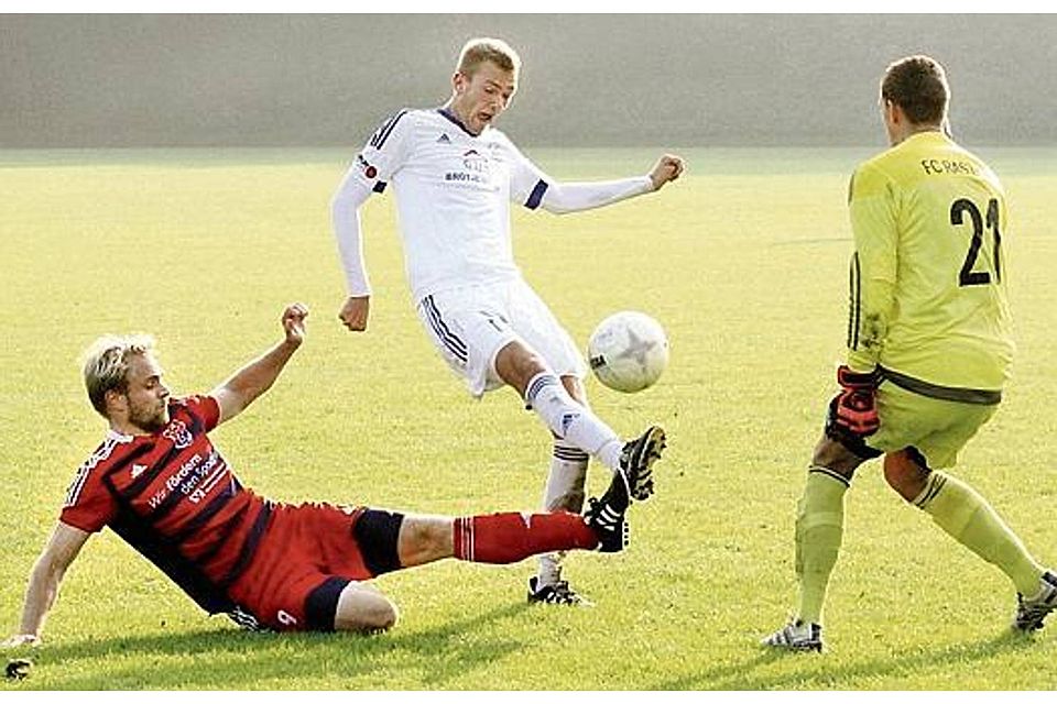 Einen Tick zu spät kam Lars Zwick (links) in der Schlussphase als  die Bezirksliga-Fußballer des TuS Obenstrohe gegen Rastede Müller-Düring
