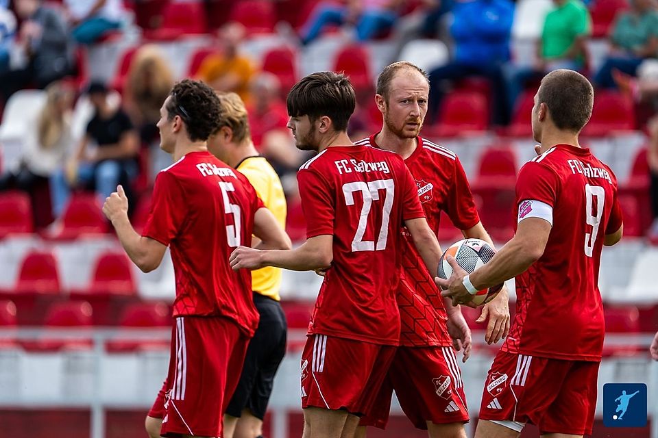 Gipfeltreffen in der Kreisliga Passau: Der FC Salzweg fordert zuhause in seinem schmucken Stadion den TSV Karpfham heraus.