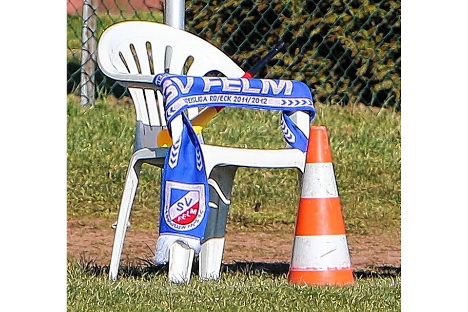 In Gedenken an Walter Selle. Sein Stuhl stand, verziert mit einem SV Felm-Fanschal an der Mittellinie. Foto: Peters