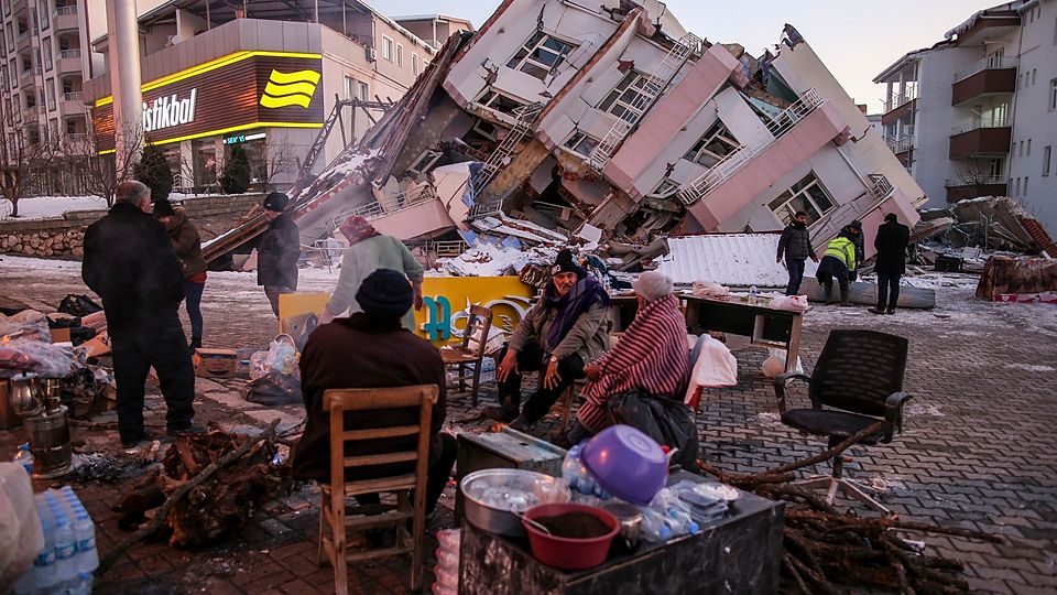 Seit Tagen müssen viele Leute in den Erdbebengebieten der Türkei und Syrien im Freien übernachten. Das Erdbeben hat Hunderttausende Obdachlos gemacht.