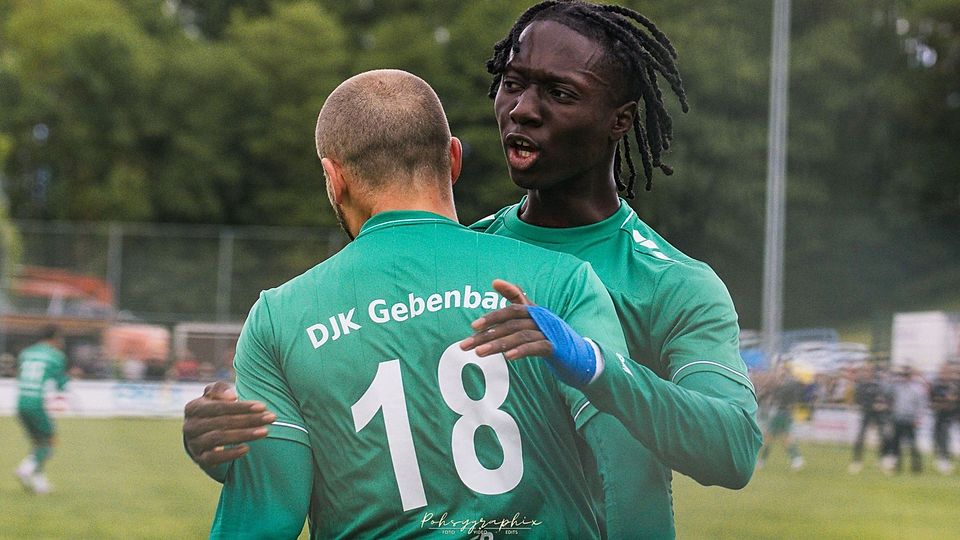 Aaron Owusu (rechts) und die DJK Gebenbach sind noch einen Schritt vom Bayernliga-Erhalt entfernt.