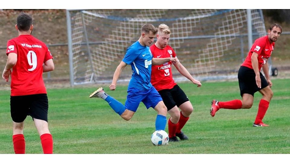 Felix Schuchmann (blaues Trikot), hier im Heimspiel gegen Klein-Linden, gastierte am Donnerstagabend mit Homberg/Ober-Ofleiden bei Lumda/Geilshausen.