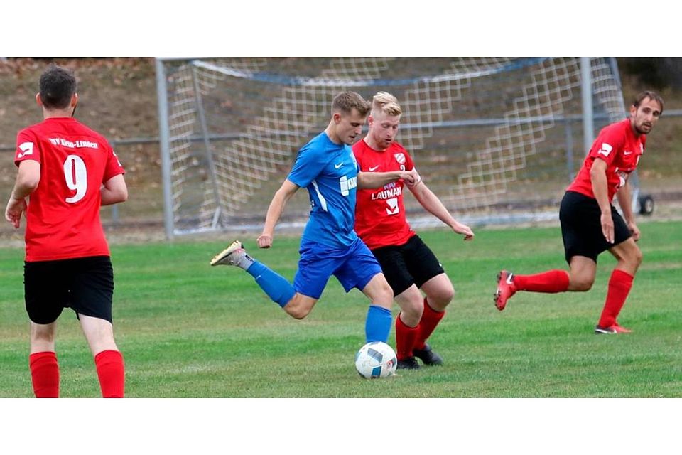 Felix Schuchmann (blaues Trikot), hier im Heimspiel gegen Klein-Linden, gastierte am Donnerstagabend mit Homberg/Ober-Ofleiden bei Lumda/Geilshausen.