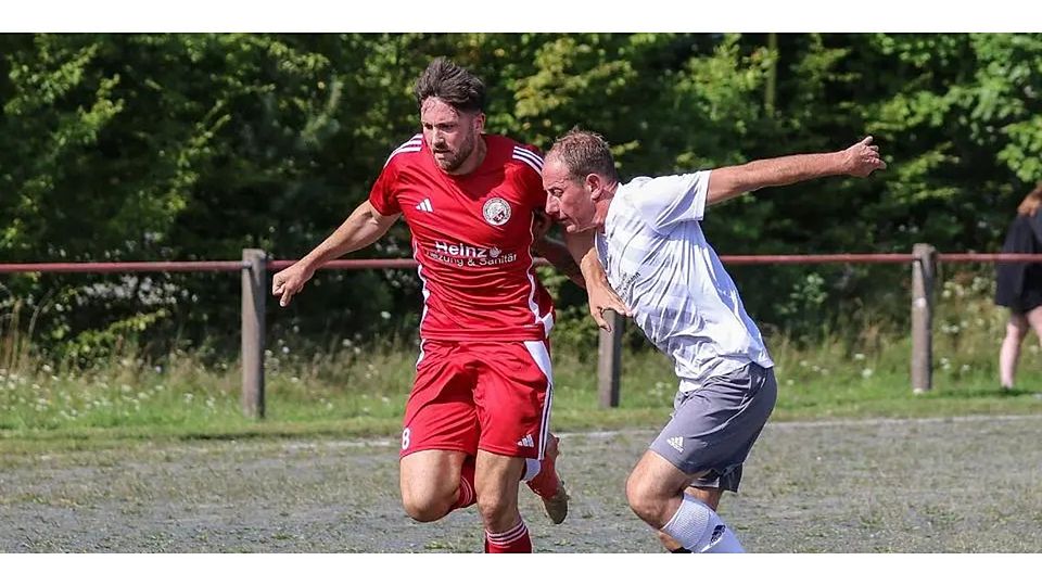 Patrick Neumann (r.), Spielertrainer der SG Tringenstein/Oberndorf, im Duell mit Marcel Schneider vom SV Oberscheld (Archivfoto). © Lorenz Pietzsch